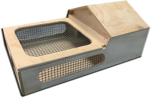 Casetta in legno per tartarughe di terra. Funge anche da terrario, gabbia, trasportino per tartarughe, rettili, anfibi, serpenti ed altri animali.