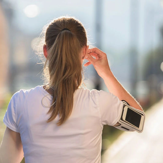 V-Tac SKU 7705 VT-6500 auricolare bluetooth. Colore nero. 55 mAh. Autonomia 3 ore. Leggera. Con microfono integrato. Per telefonare, anche alla guida, con le mani libere. Suono digitale di alta qualità. Amplificatore stereo. Compatibile con tutti i dispositivi bluetooth. Ideale per chi fa sport in movimento. 