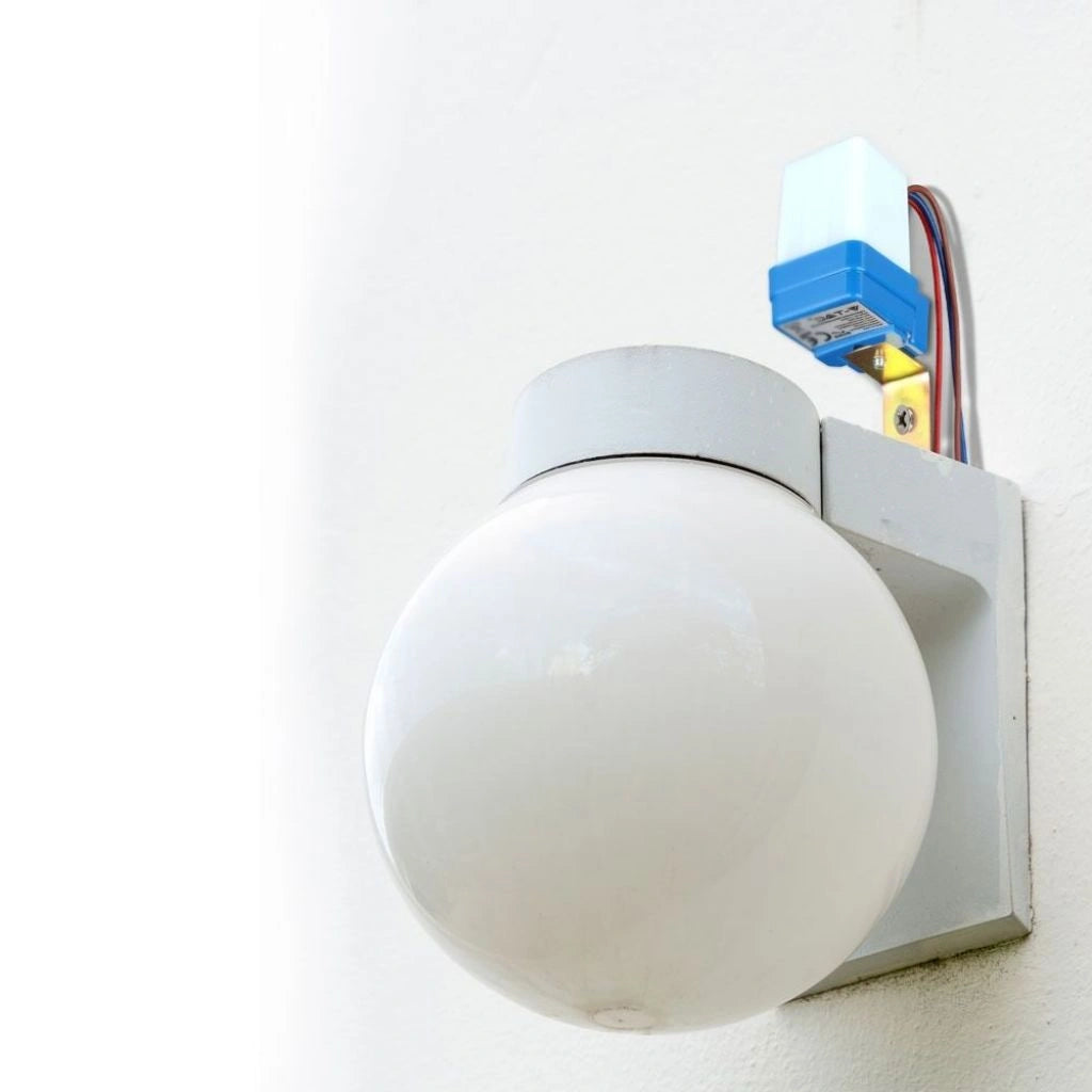V-Tac 5081 VT-8019 sensore crepuscolare a fotocellula. 360°. IP44. Distanza di rilevamento: 360 metri. Per il controllo dell'illuminazione in ambienti esterni e interni.