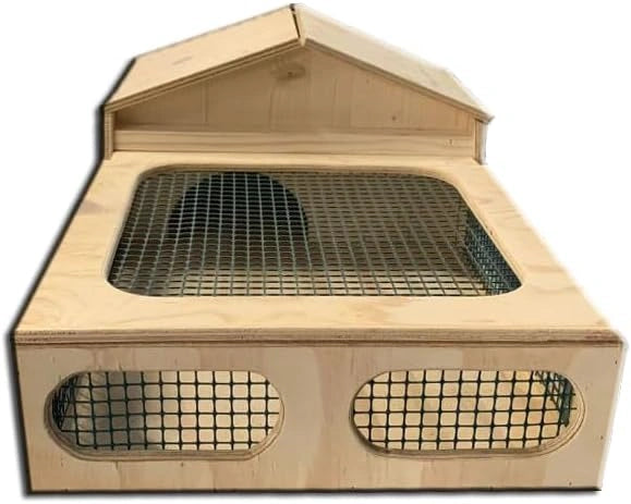 Casetta in legno per tartarughe di terra. Funge anche da terrario, gabbia, trasportino per tartarughe, rettili, anfibi, serpenti ed altri animali.