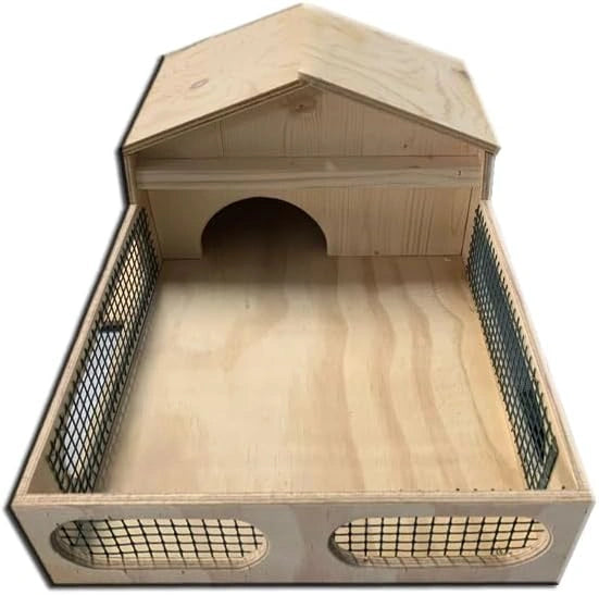 Casetta in legno per tartarughe di terra. Funge anche da terrario, gabbia, trasportino per tartarughe, rettili, anfibi, serpenti ed altri animali.