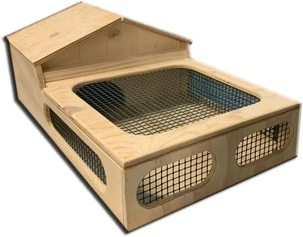 Casetta in legno per tartarughe di terra. Funge anche da terrario, gabbia, trasportino per tartarughe, rettili, anfibi, serpenti ed altri animali.
