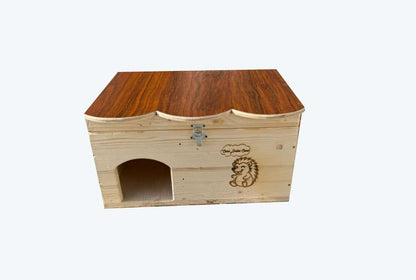 Casetta in legno per ricci e roditori. Dimensioni: cm 50 x 38 x h 28. Tana per letargo invernale. Con tetto apribile. In legno di abete. Casa per porcospini