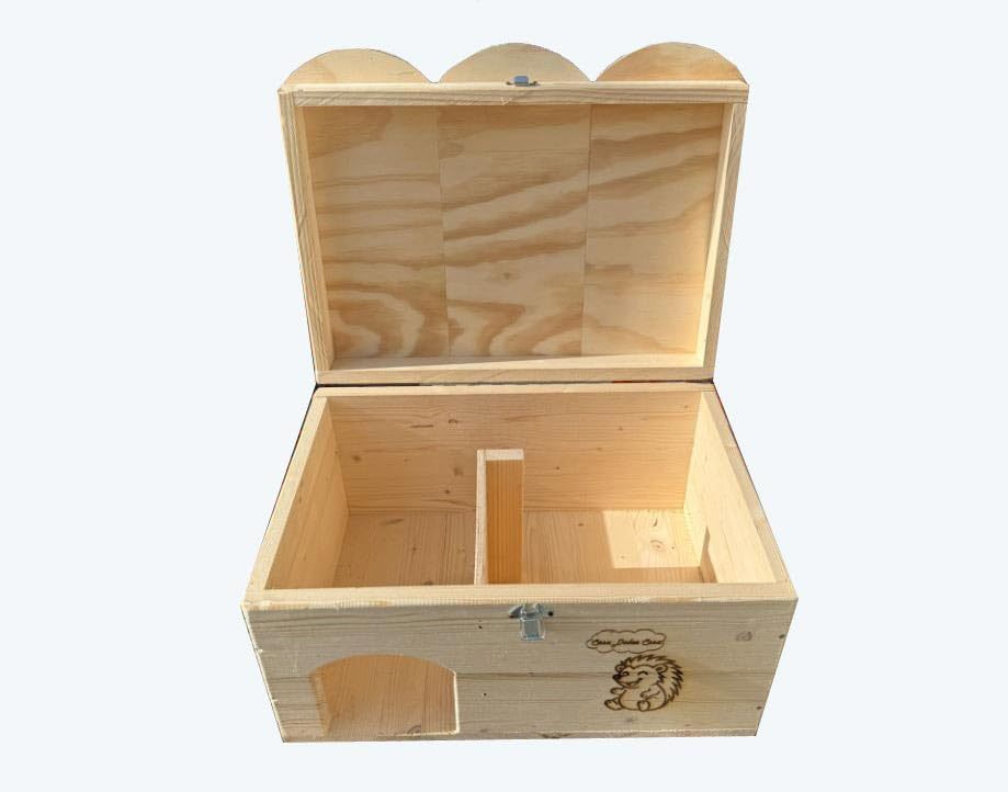 Casetta in legno per ricci e roditori. Dimensioni: cm 50 x 38 x h 28. Tana per letargo invernale. Con tetto apribile. In legno di abete. Casa per porcospini