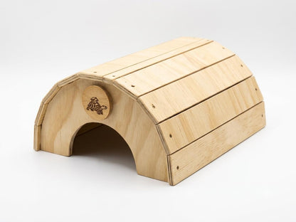 Casetta terrario per tartarughe di terra, anfibi, serpenti, rettili. In legno, di colore legno chiaro. Senza pavimento, a forma di cupola