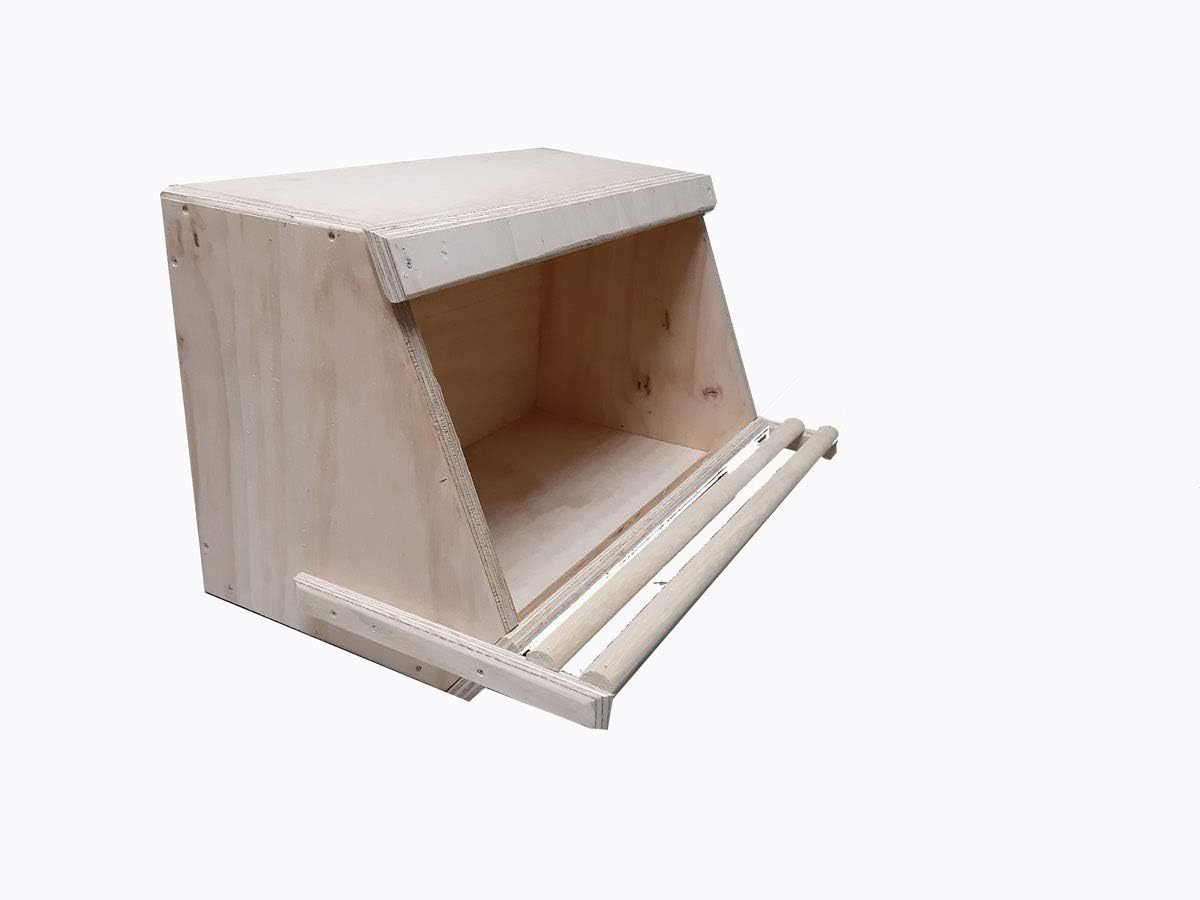 Nido per galline ovaiole realizzato in legno. Dotato di posatoio (trespolo) esterno. Dimensioni cm 60 x 30 x altezza cm 30.