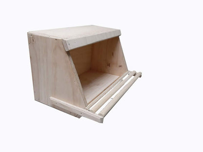 Nido per galline ovaiole realizzato in legno. Dotato di posatoio (trespolo) esterno. Dimensioni cm 60 x 30 x altezza cm 30.