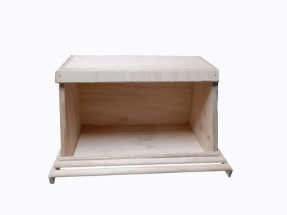 Nido per galline ovaiole realizzato in legno. Dotato di posatoio (trespolo) esterno. Dimensioni cm 60 x 30 x altezza cm 30.