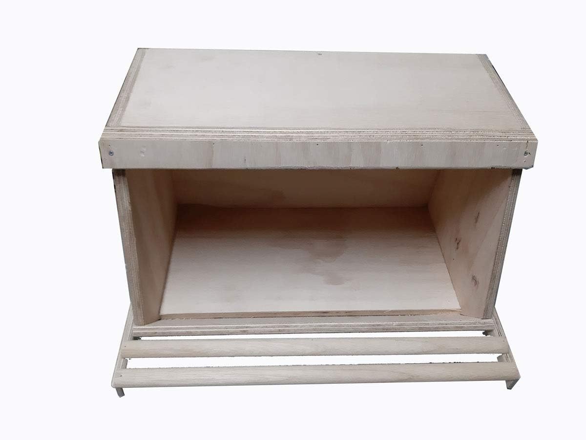 Nido per galline ovaiole realizzato in legno. Dotato di posatoio (trespolo) esterno. Dimensioni cm 60 x 30 x altezza cm 30.