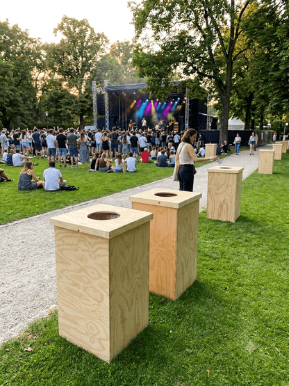 Pattumiera in legno da esterno. Con foro superiore per l'introduzione dei rifiuti. Con coperchio rimovibile per l'introduzione e l'estrazione del sacco dell'immondizia