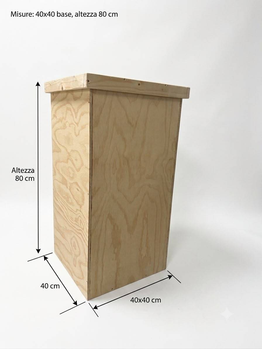 Pattumiera in legno da esterno. Con foro superiore per l'introduzione dei rifiuti. Con coperchio rimovibile per l'introduzione e l'estrazione del sacco dell'immondizia