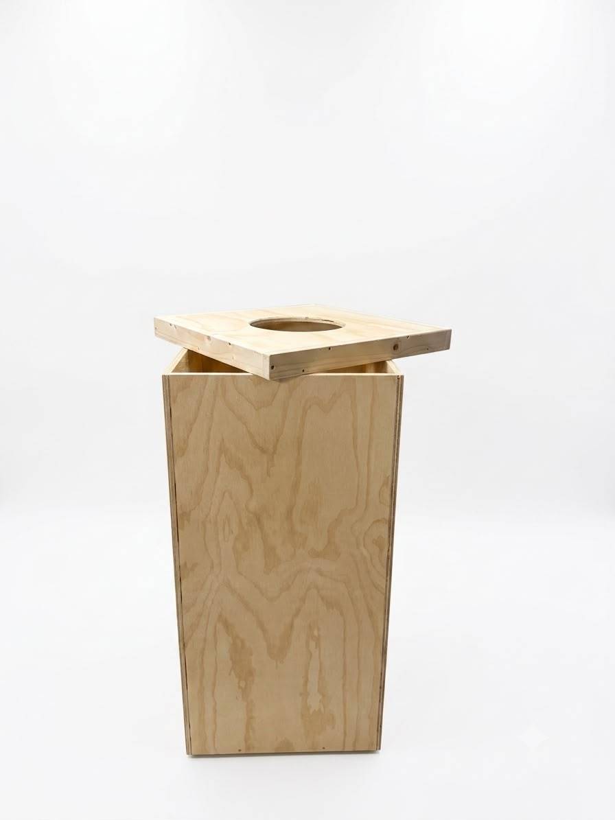 Pattumiera in legno da esterno. Con foro superiore per l'introduzione dei rifiuti. Con coperchio rimovibile per l'introduzione e l'estrazione del sacco dell'immondizia