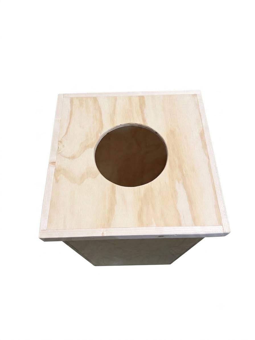 Pattumiera in legno da esterno. Con foro superiore per l'introduzione dei rifiuti. Con coperchio rimovibile per l'introduzione e l'estrazione del sacco dell'immondizia