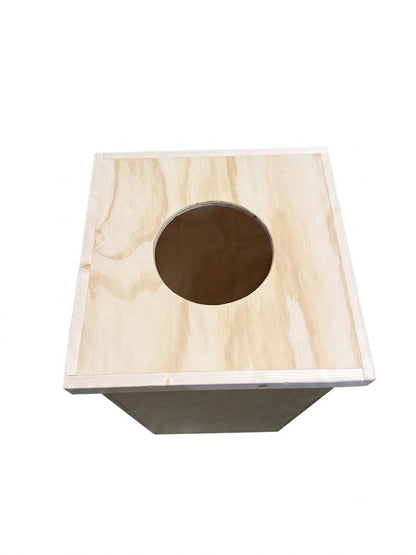 Pattumiera in legno da esterno. Con foro superiore per l'introduzione dei rifiuti. Con coperchio rimovibile per l'introduzione e l'estrazione del sacco dell'immondizia