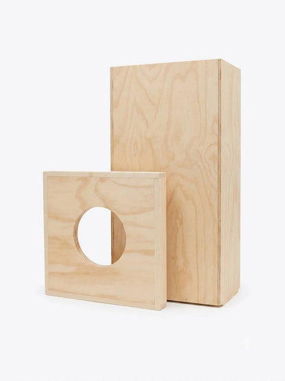 Pattumiera in legno da esterno. Con foro superiore per l'introduzione dei rifiuti. Con coperchio rimovibile per l'introduzione e l'estrazione del sacco dell'immondizia