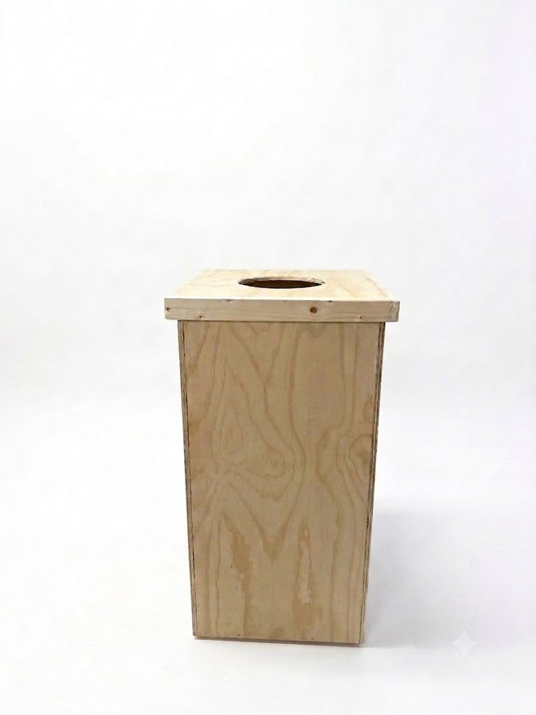Pattumiera in legno da esterno. Con foro superiore per l'introduzione dei rifiuti. Con coperchio rimovibile per l'introduzione e l'estrazione del sacco dell'immondizia