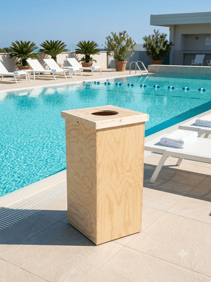 Pattumiera in legno da esterno. Con foro superiore per l'introduzione dei rifiuti. Con coperchio rimovibile per l'introduzione e l'estrazione del sacco dell'immondizia